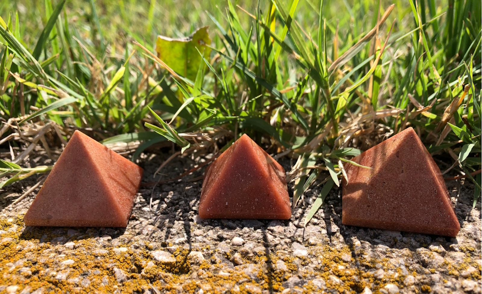 Pirámide Jaspe Marrón base 2.5 cm aprox